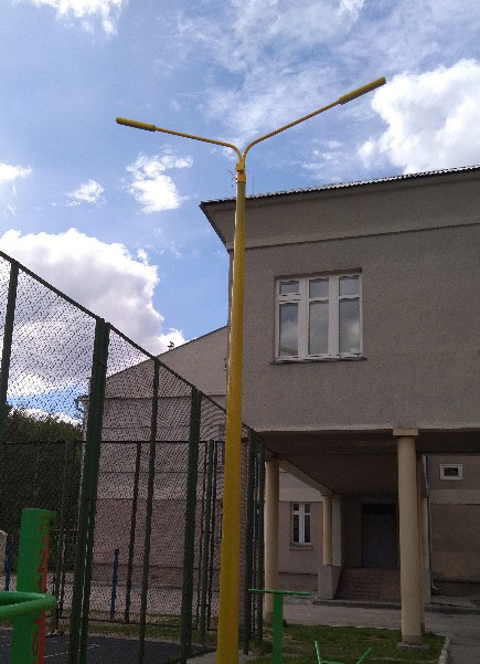 Lighting pole with bracket durung a day