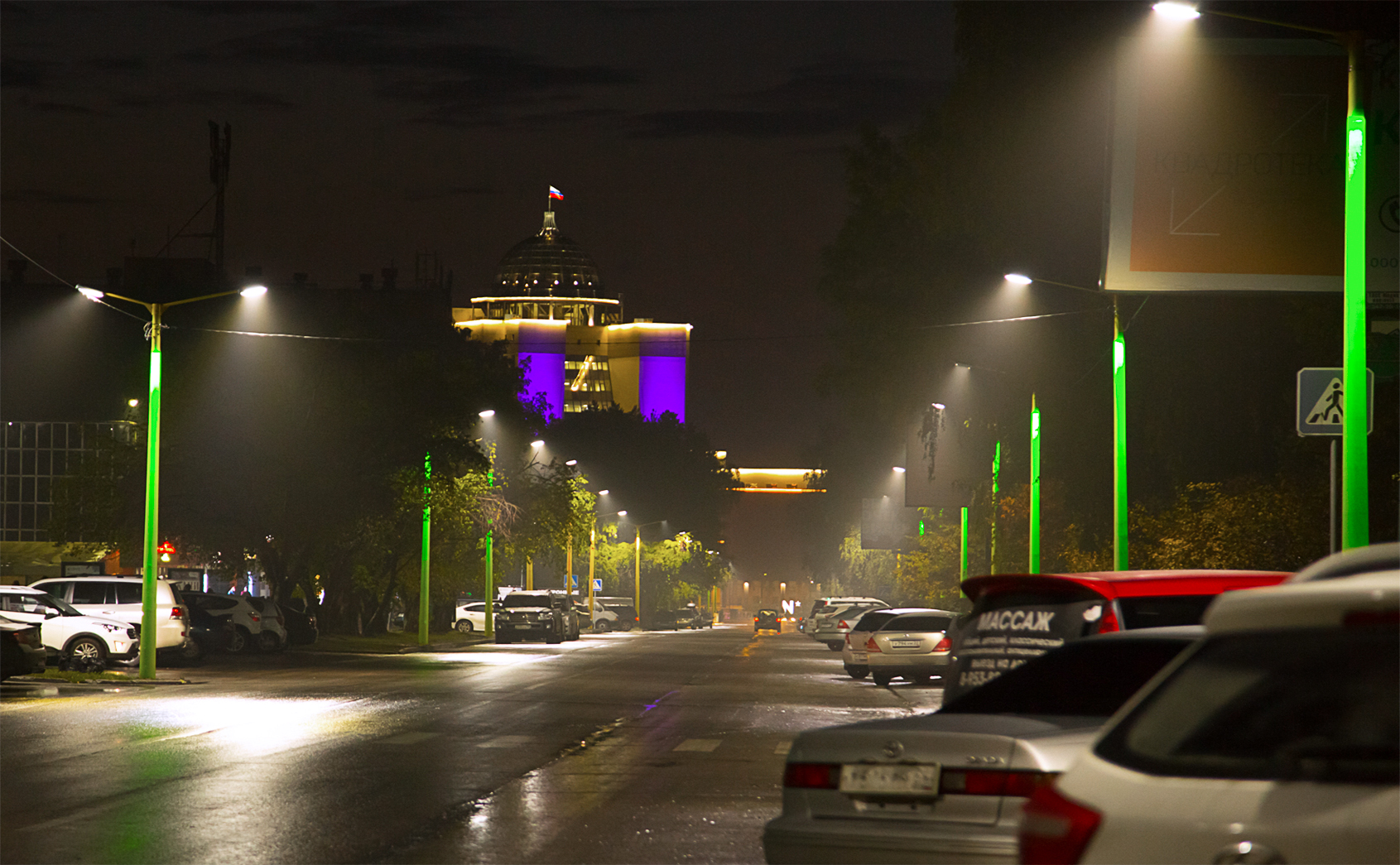 Светящиеся опоры в Академгородке Новосибирска